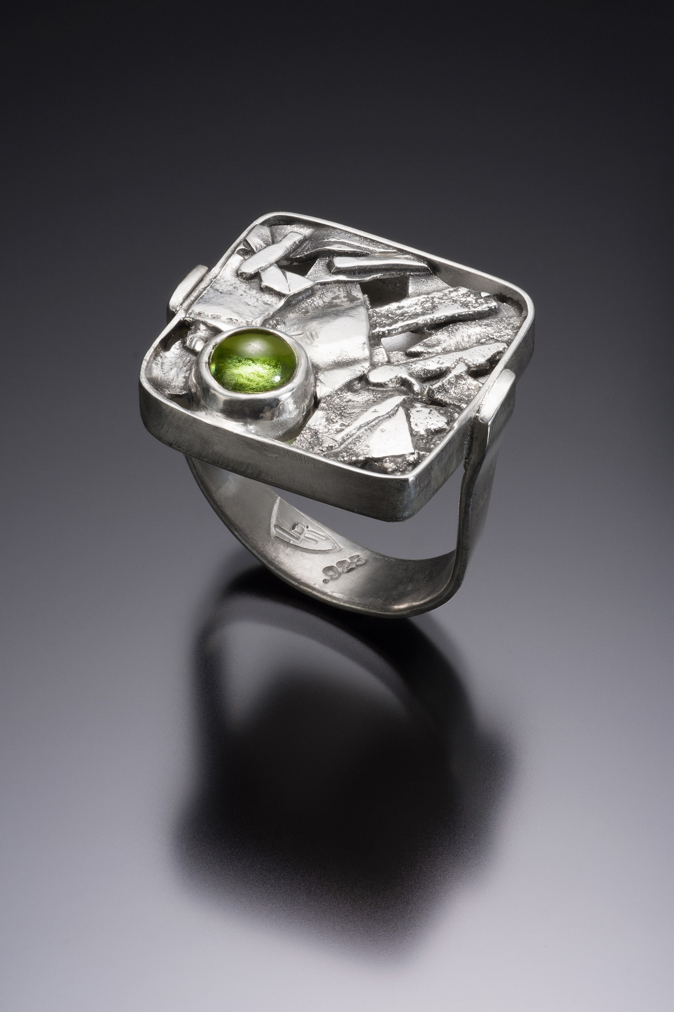 Square box ring with Peridot